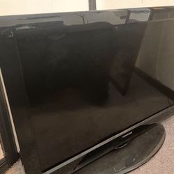 TOSHIBA FLATSCREEN TV 32in W/ Control - 120 Volt