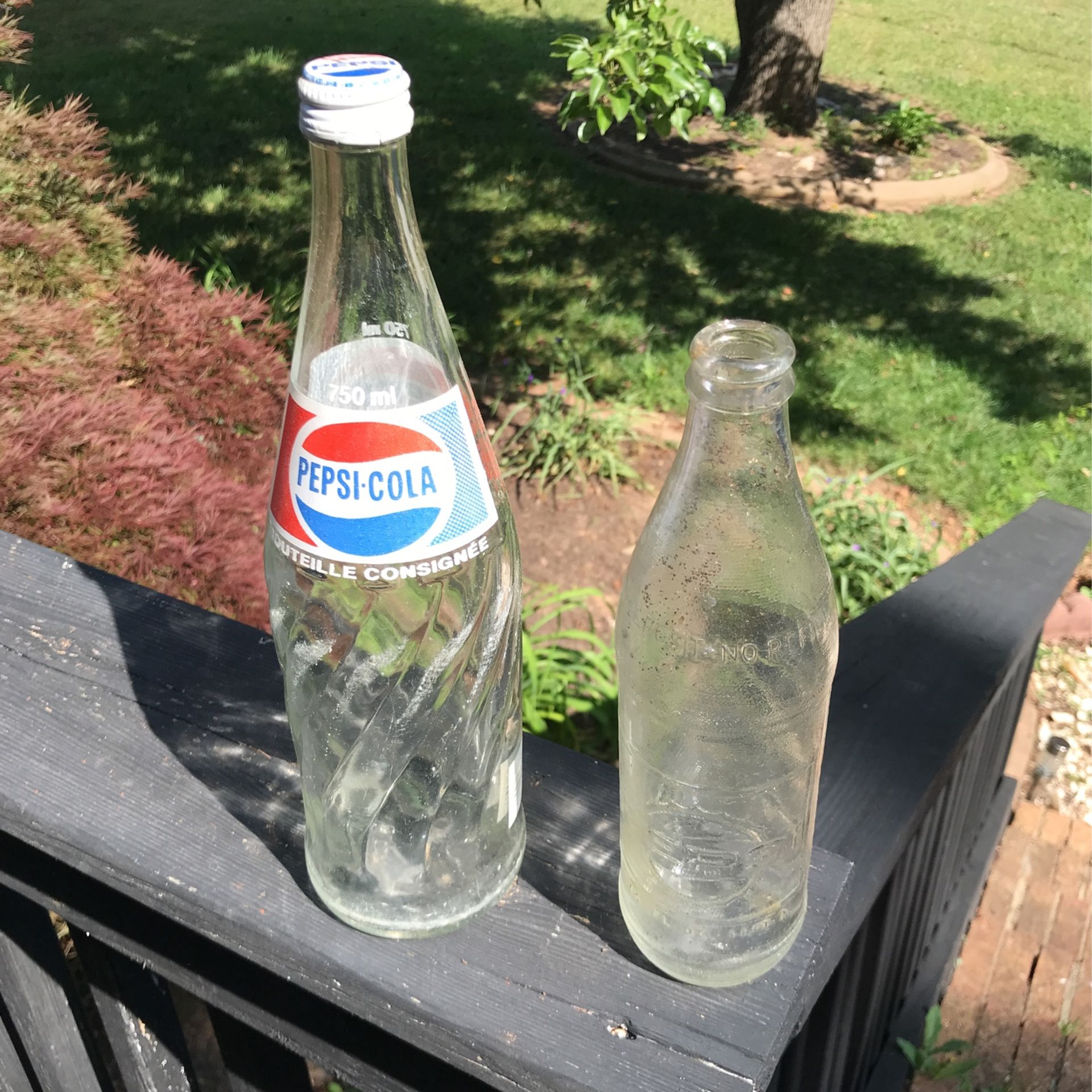 Vintage Pepsi Cola bottle 16 Fl Oz & Vintage Pepsi Cola Glass Bottle One Pint Swirl 750 ML Bouteille Consignee