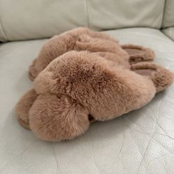Auden Tan Faux Fur Comfort Slippers, size 7-8