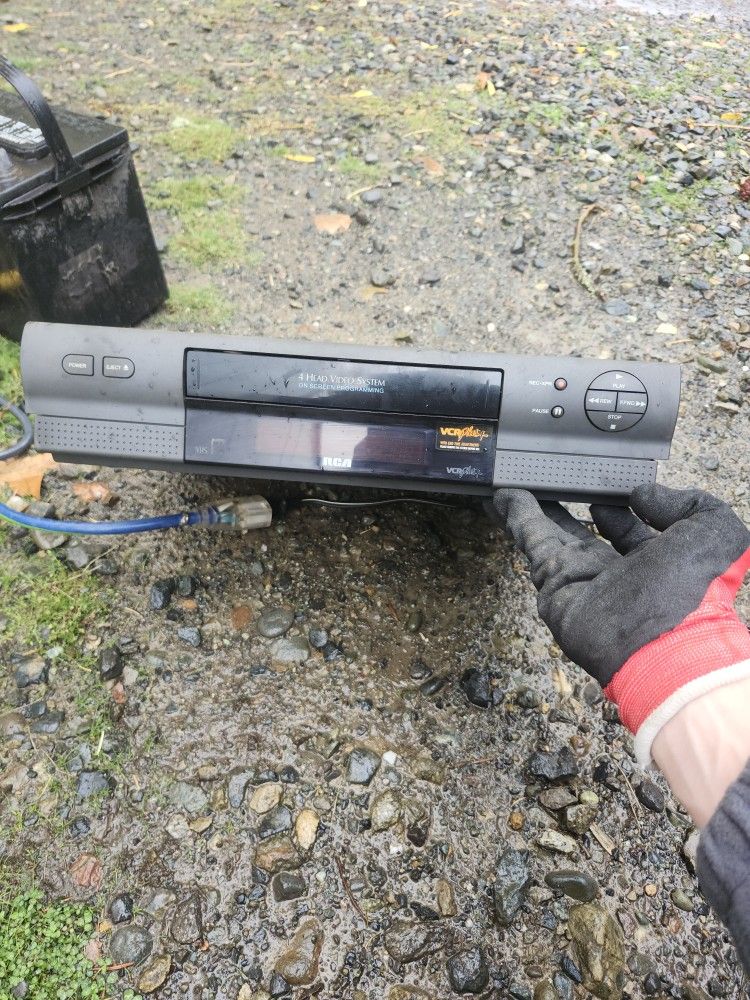 RCA VR332 VCR (Video Cassette Recorder). 