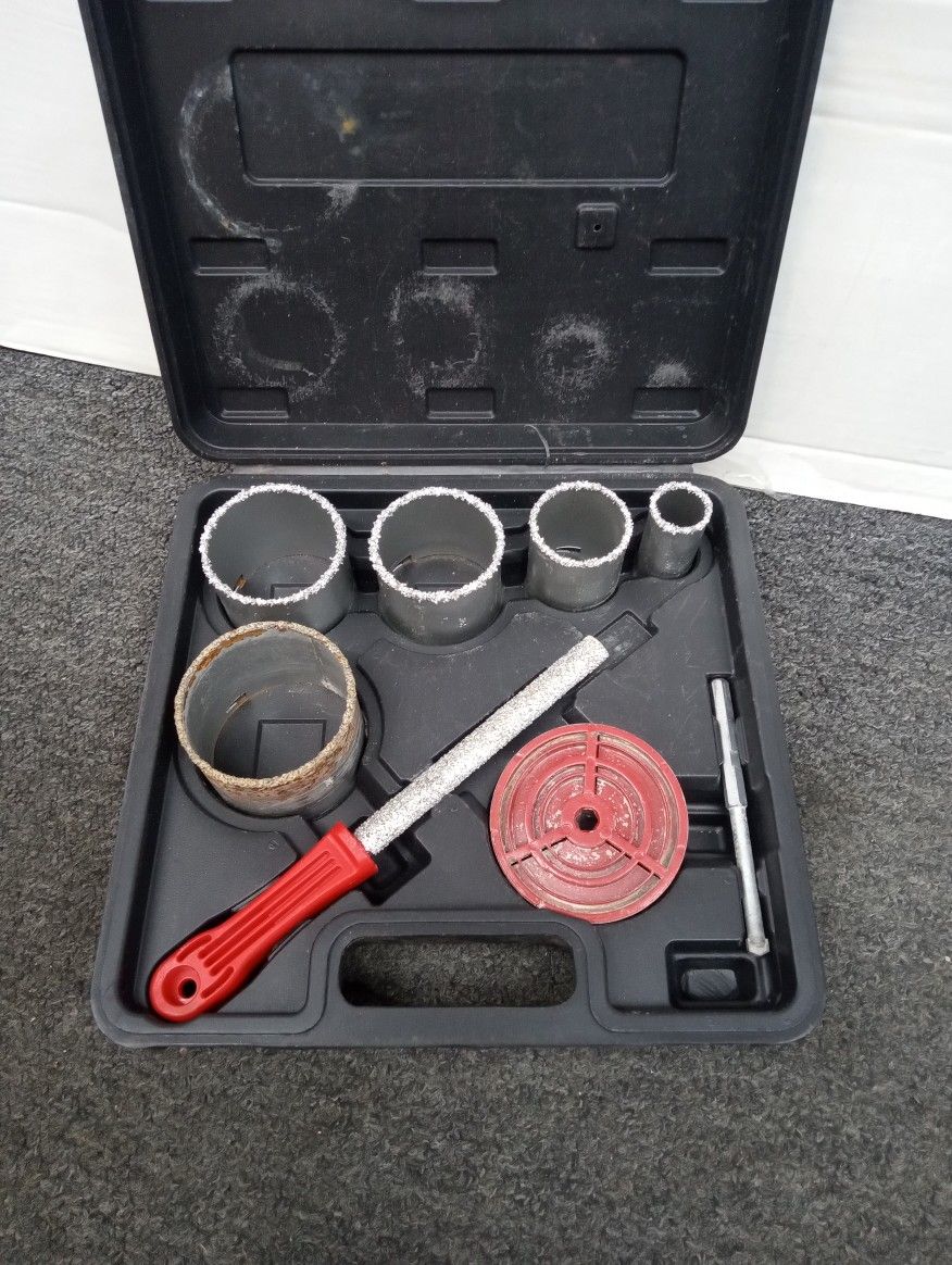 Eight piece hole saw kit