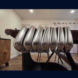 Taylormade P790 4-PW RH STANDARD LENGTH GRAPHITE SHAFTS