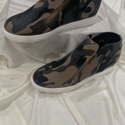 Cushionaire  Wedge Sneaker Size 8.5, 10 Wide New!! 