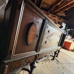Vintage Dining Room Furniture With China Storage Space. 