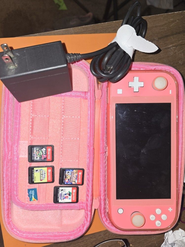 Nintendo Switch Lite + 4 Games