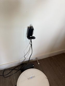 2 Robot vacuums