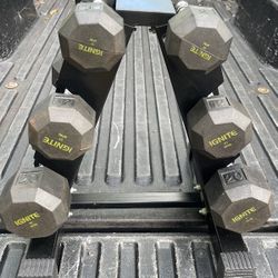 SET  OF  RUBBER  HEX  DUMBBELLS  WITH  SMALL  PYRAMID  RACK  (PAIRS OF)  :  8s  12s  20s 
