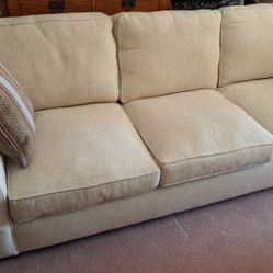 New Broyhill Sofa Couch