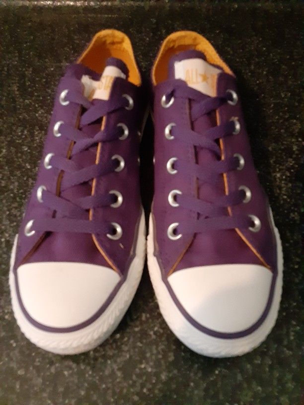 Converse womens 6 Like new 