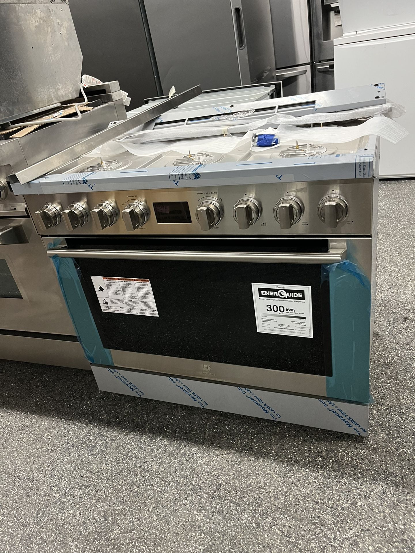 New Stainless Steel Electrolux 36” Range Stove Dual Fuel ( 6 Burners )