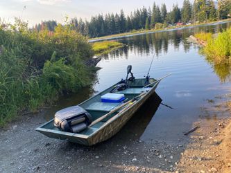 Ten foot Jon Boat  with trolling motor battery and Oars, Ready to use!