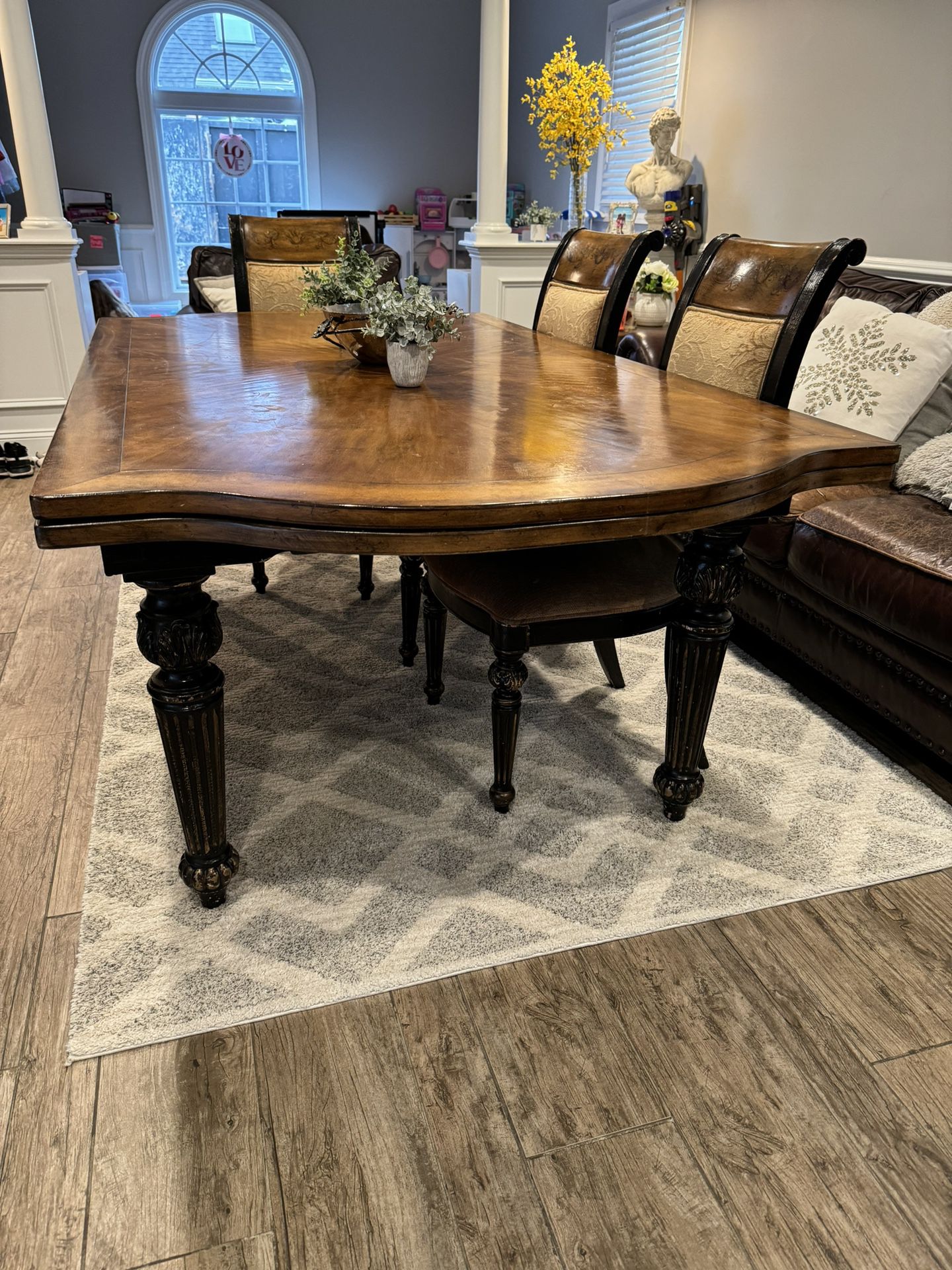 Hooker Dining Table And Chairs 