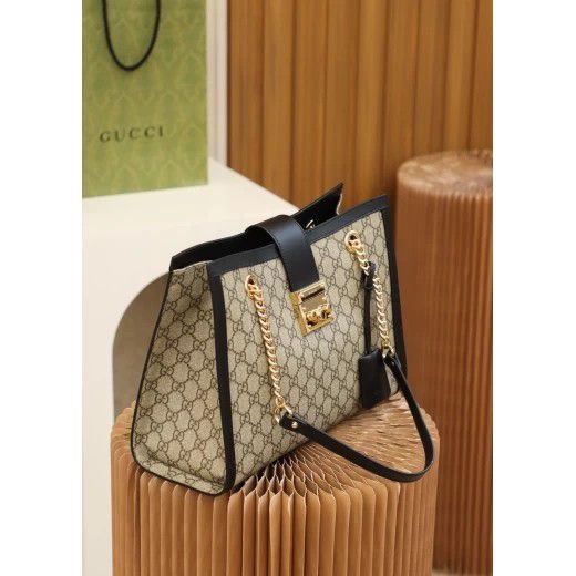 Gucci Padlock medium GG shoulder bag Style 479197 black for Sale in Los  Angeles, CA - OfferUp