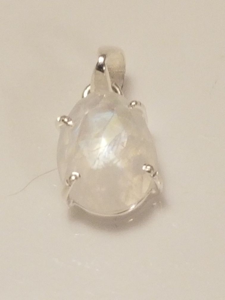 Lovely moonstone solid 925 silver pendant.