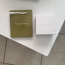 Green Clover Charm Bracelet Gold Tone Elegant Design