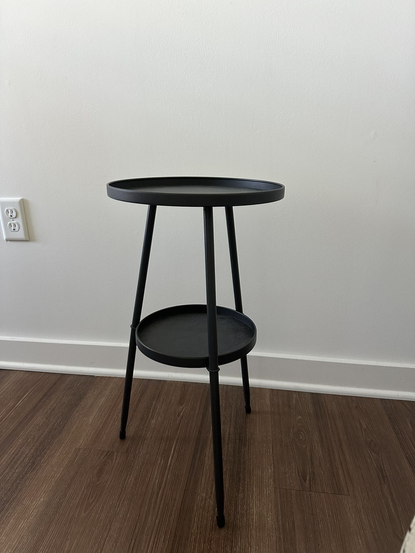 Small round 2-tier side table