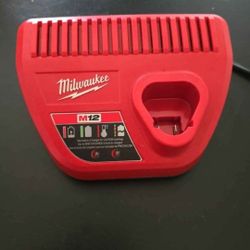 Milwaukee 12 V Charger 