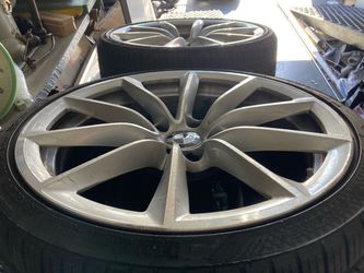 Pair of staggered 19" bmw wheels