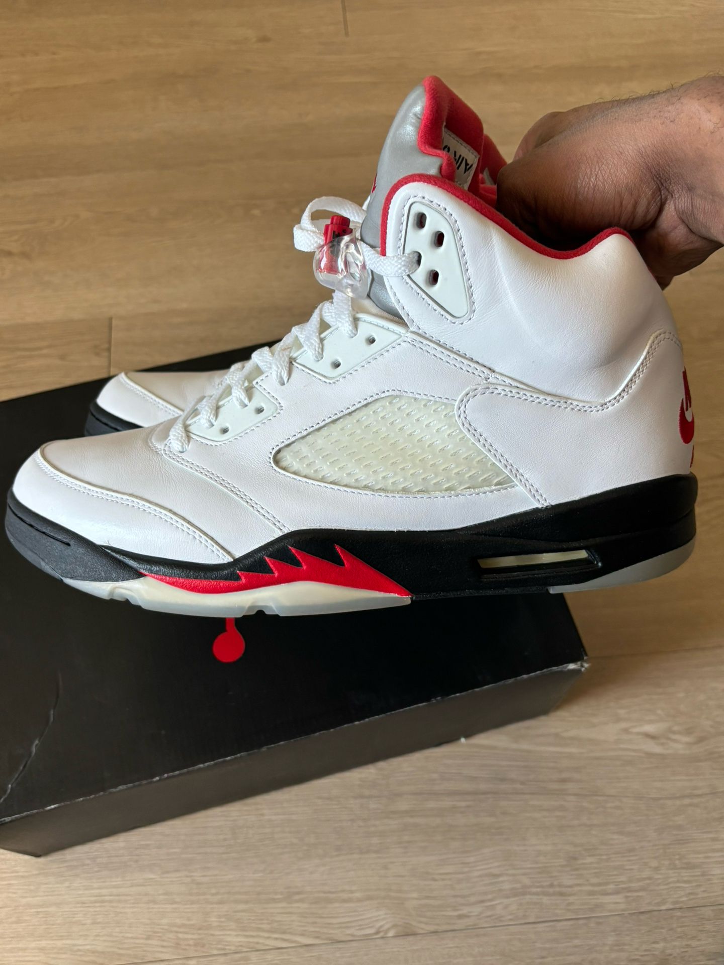 Retro 5 White Fire Red