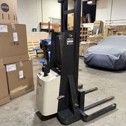 Crown Pallet Stacker MT20