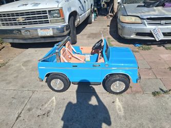 FORD F150 PICKUP TRUCK *POWER WHEELS* 3'FT LONG. USB/RADIO/MP3 PLAYER. NEEDS CHARGER