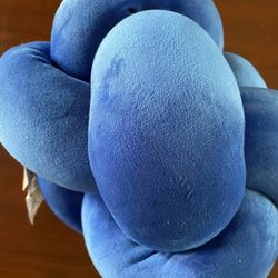 Knot pillow