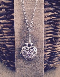 Beautiful Fillagre Silver lHeart -Shaped Locket w/20" link Chain