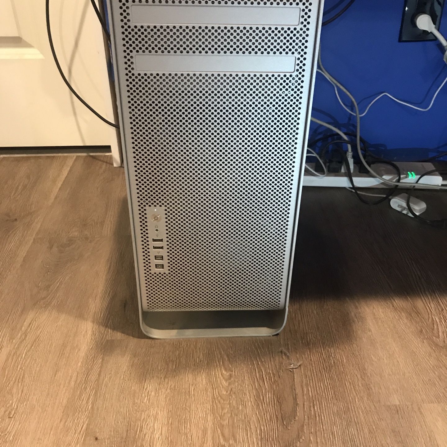 Mac Pro Mid-2010 2 x 2.4ghz Quad Core Intel Xeon, 64 GB RAM, 2.1