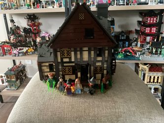 LEGO Disney Hocus Pocus: The Sanderson Sisters' Cottage