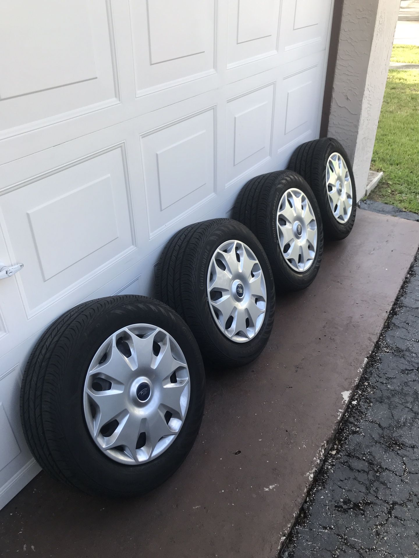 2018 Ford transit connect wheels and tires new for Sale in Highland