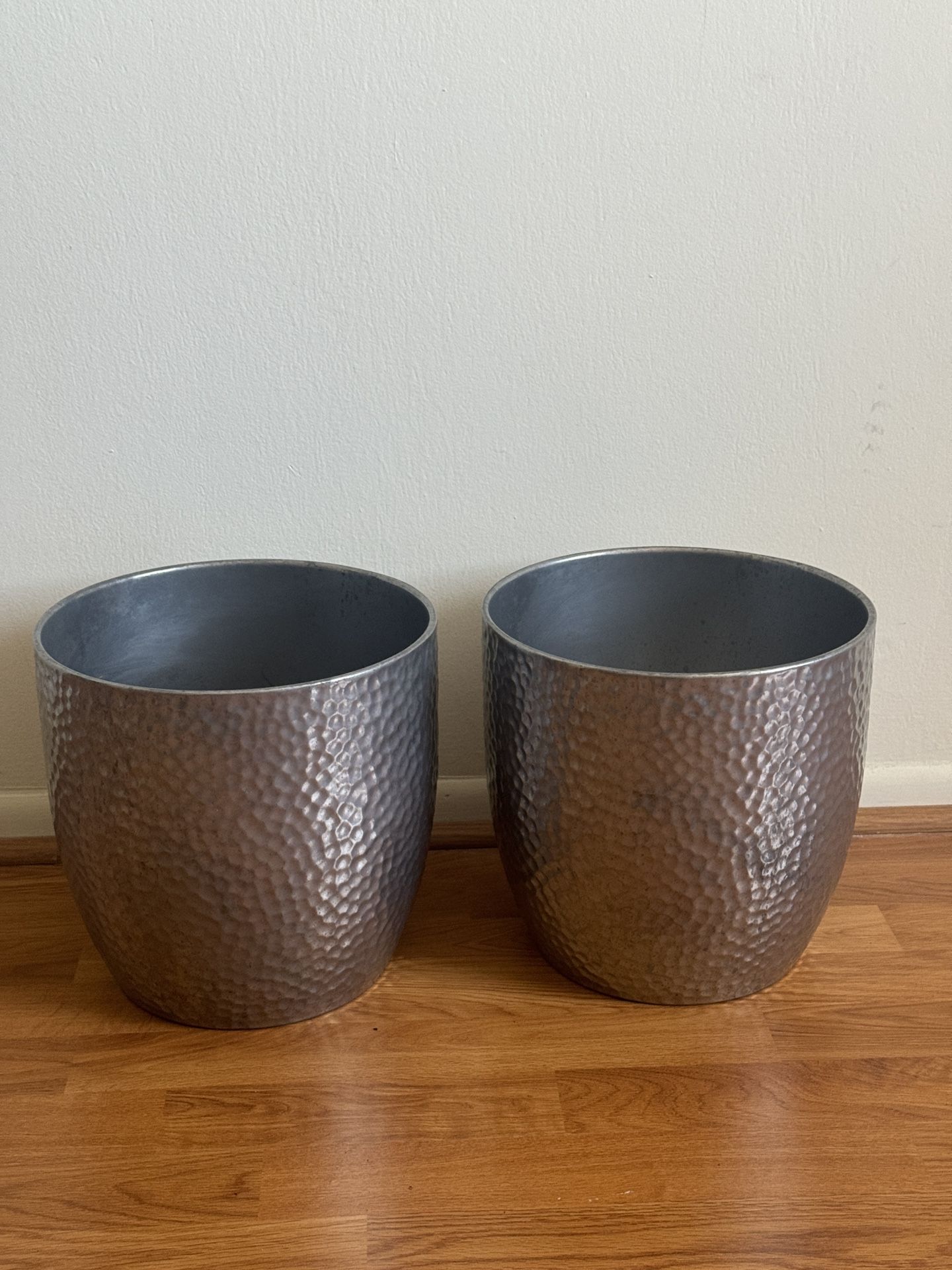 2 grey ceramic pots