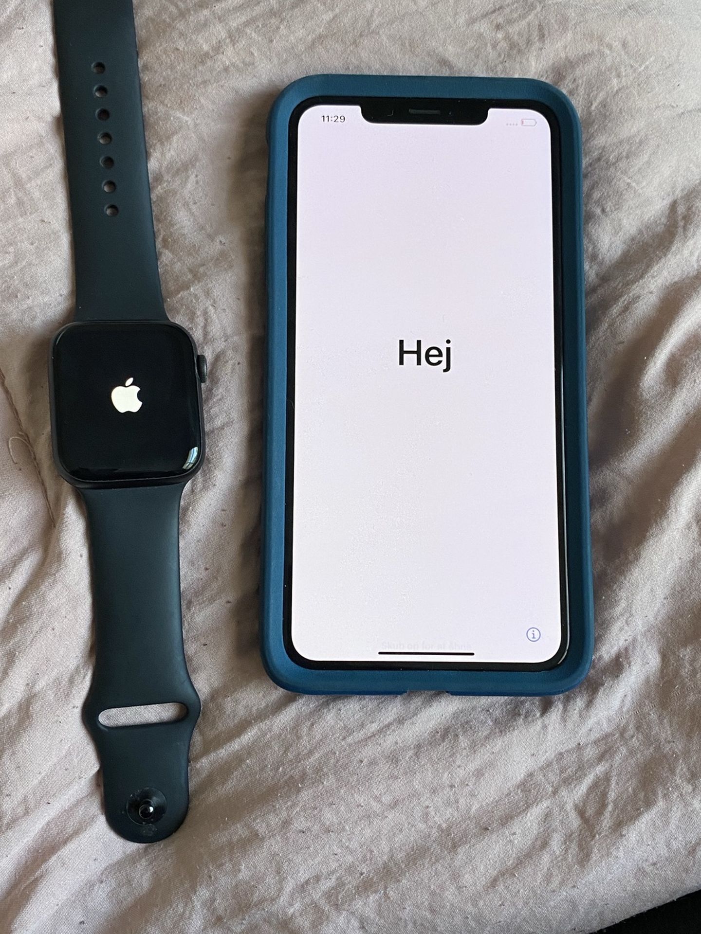 iPhone XS Max + Series 5 44mm Watch