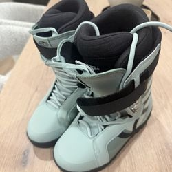 Size 91/2 Snowboard Boots. (brand New)