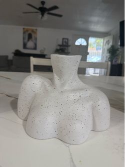 Women sculpture piece