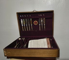 1847 ROGERS BROS  -NAKEN SILVER COMPANY -  SILVERWARE SET CHEST - 52 PIECES