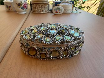 Exquisite Vintage-Style Jeweled Trinket Box - Magnetic Closure