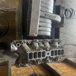 Eldebrock Upper And Lower Intake 5.0