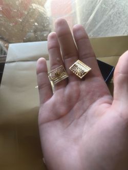 Gold 10k last supper square earrings
