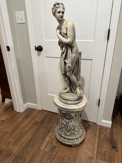  2 Pieces Italian Figure Of Venus Italica