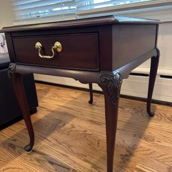 Thomasville End Table In Perfect Condition!