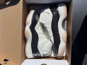 Jordan 11s Neapolitan size 9
