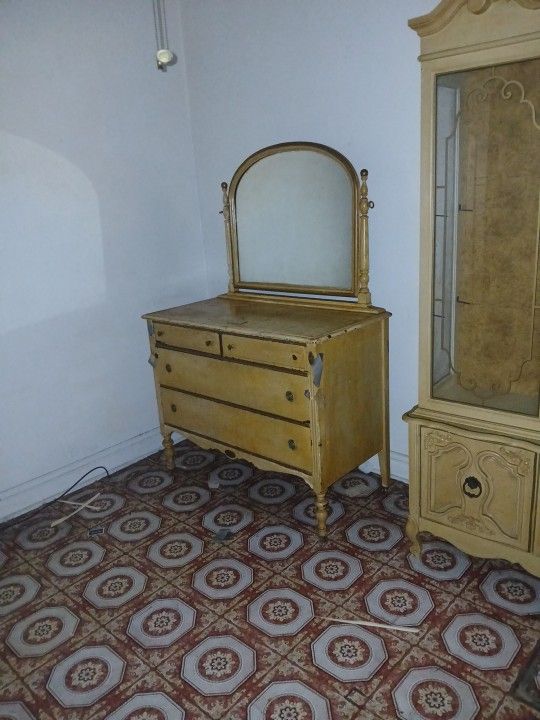 Tigeroak Dresser With Mirror