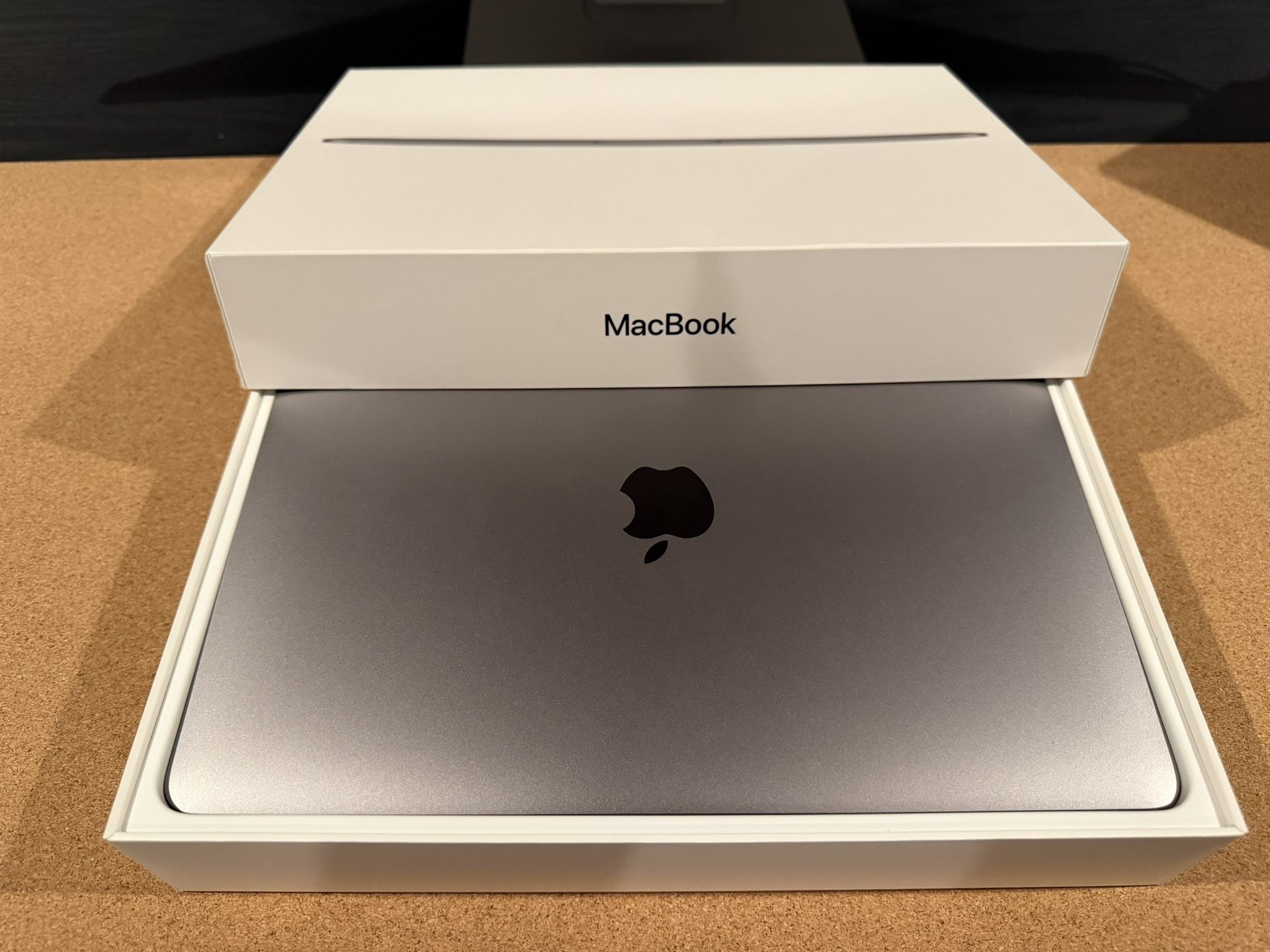 Apple 2017 Macbook with 1.2GHz Intel Core m3 (12-inch, 8GB RAM, 256GB SSD Storage) Space Gray (Model No. A1534)