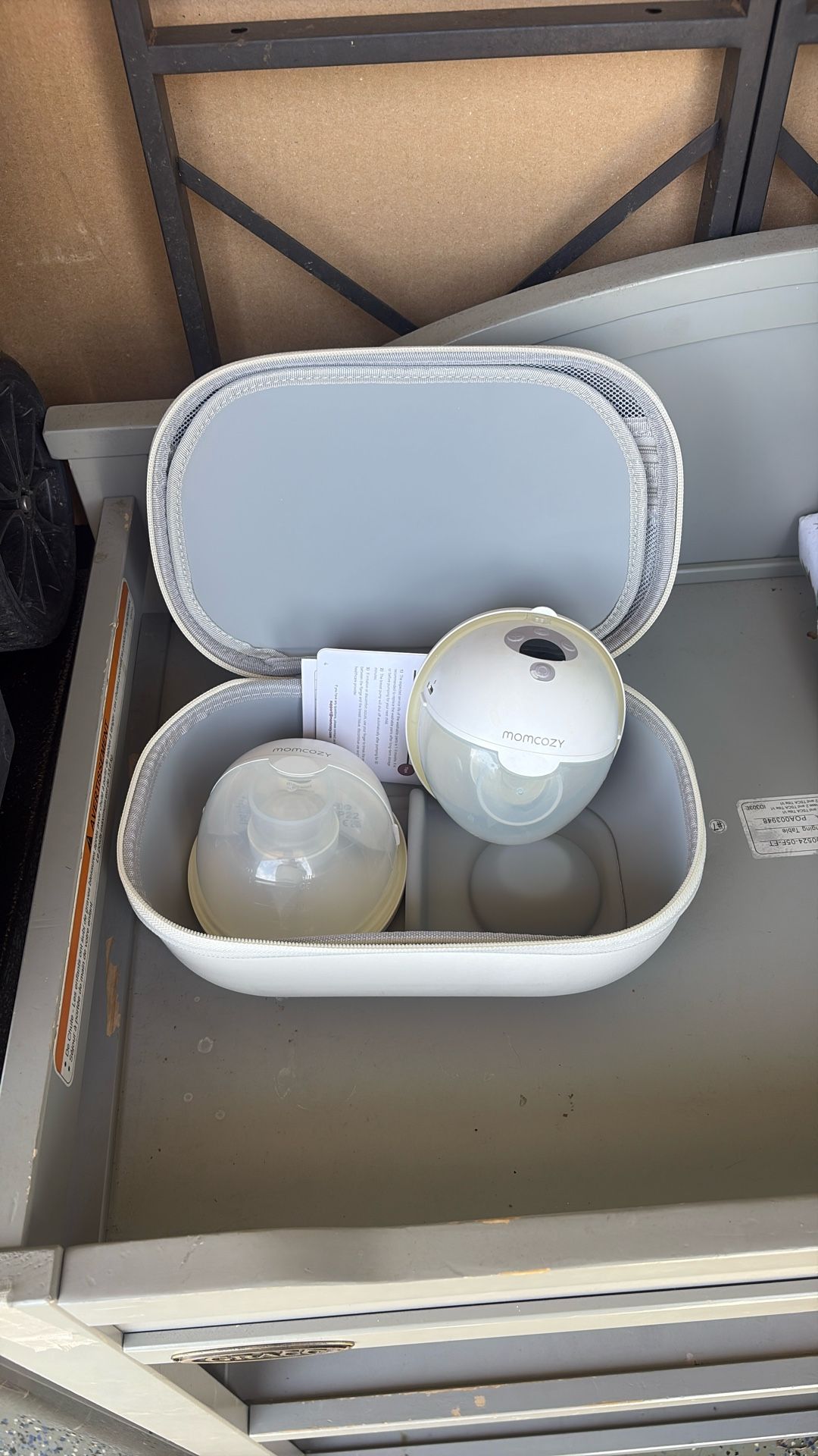 Y330 Momcozy M5 Hands-Free Wearable Electric Breast Pump Set