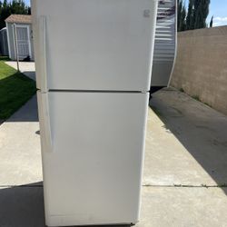 Kenmore Refrigerator W/ Top Mount Works Excellent!!!