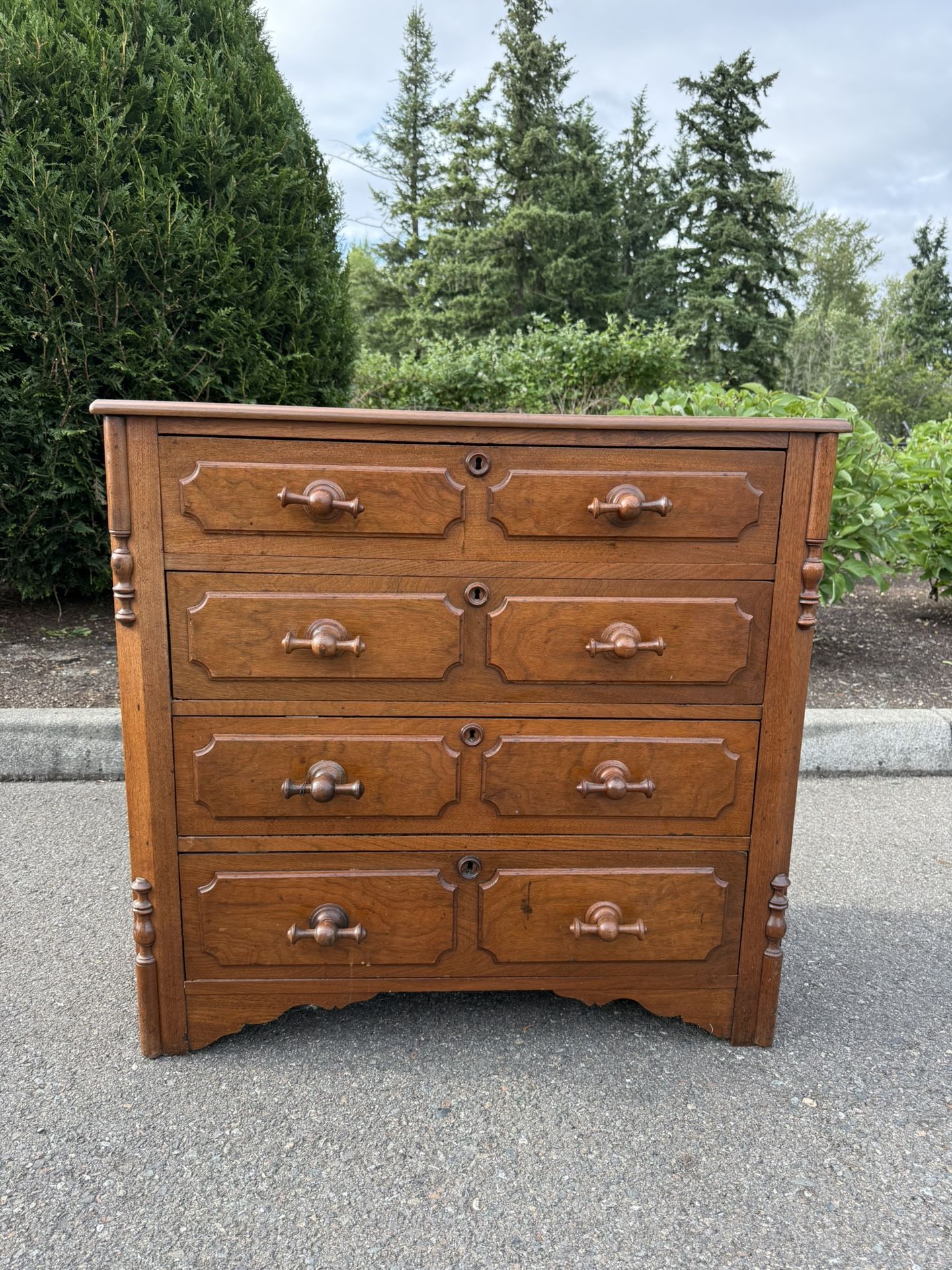 Antique Victorian 4 Drawer Chest. Chest of drawers. Antique chest of drawers