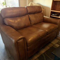 Brown Leather Loveseat – Comfortable & Stylish