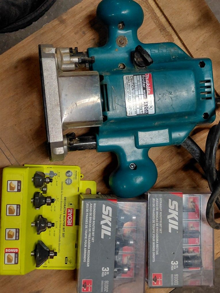 Makita Plunge Router + 3 Sets Of Bits