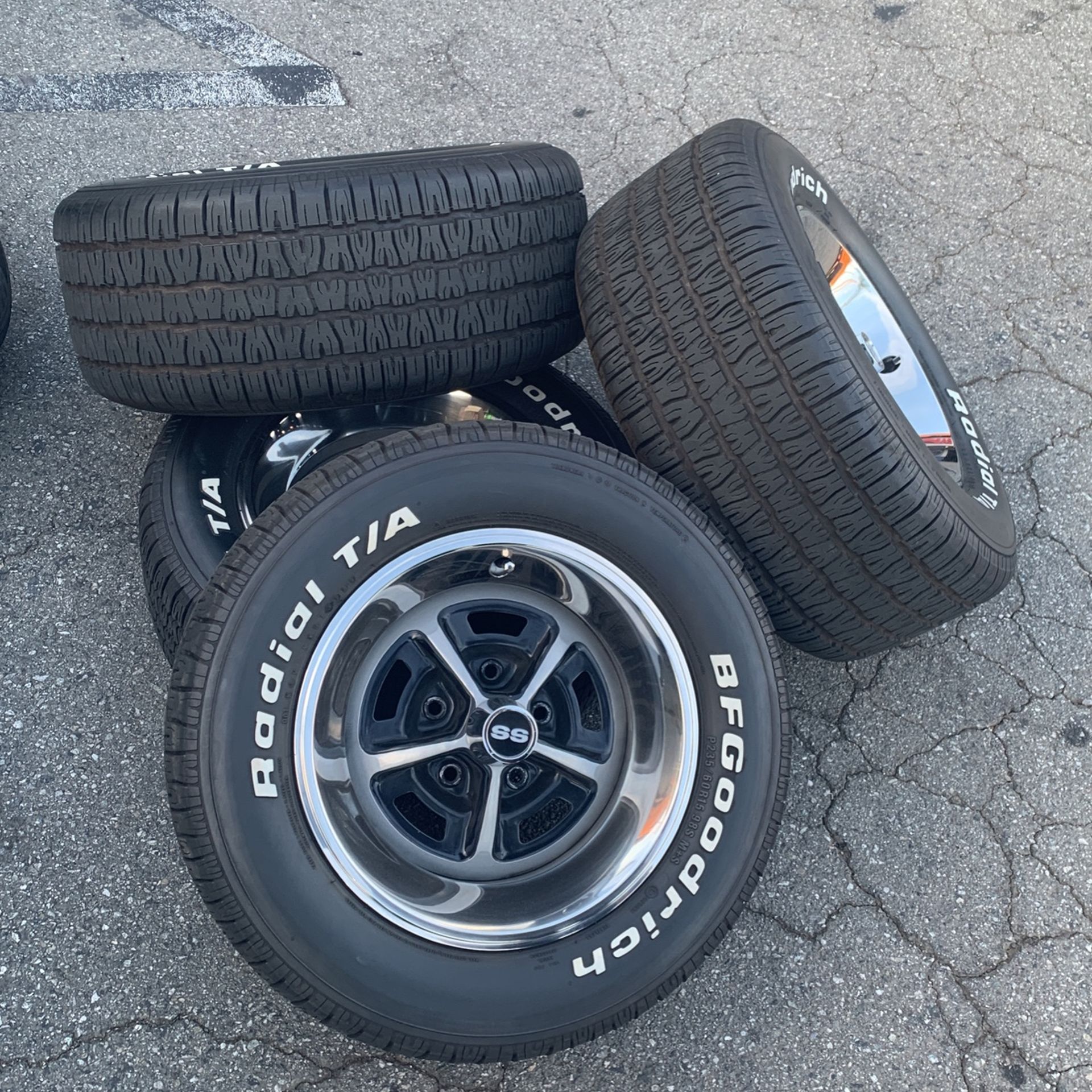 Oem SS 1972 Chevelle wheels and 235/60/15 front 275/60/15 rear tires Bf Goodrich tires like New