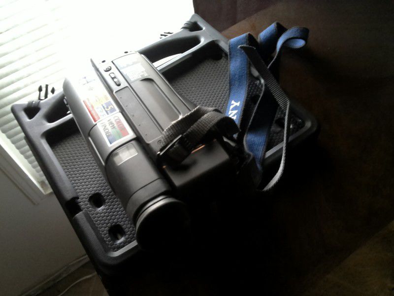 Sony Handycam  Go Vision_1080_ _ 930 HP _ Brand New ' UN USED " Carrying Case Strap & Battery  &  Tripod _  As In Picture 